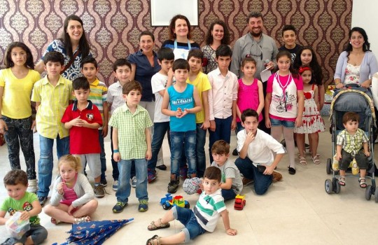 Na foto, as crianças com as professoras Luzilete Falavinha Ramos, do CEI Issa Nacli, e Marli Barros Dias, da Faculdade São Braz, com Luciane Traya, da Saben, e o casal Rabad Toubal e padre Samaan Nasry. Crédito: Divulgação