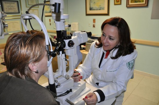 Proteção adequada, precaução com agentes agressores para quem usa lentes de contato e muita higiene das mãos são algumas das recomendações para o período mais quente do ano. Foto: Divulgação