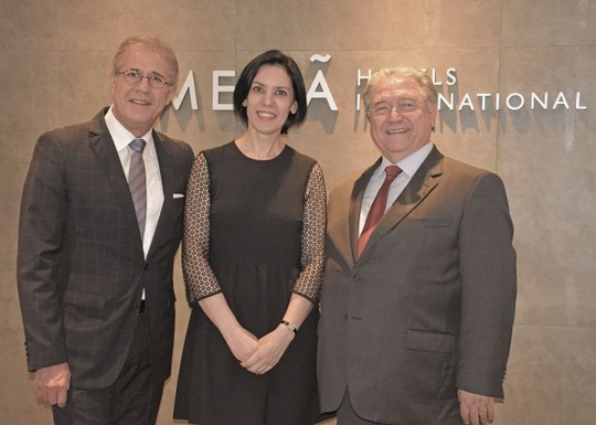 Otavio Neto (apresentador programa Radar Television), Denise Meyer (diretora de marketing da Meliá Hotels International Brasil) e Rui Manuel Oliveira (vice-presidente da Meliá Hotels International Brasil). Foto: Divulgação