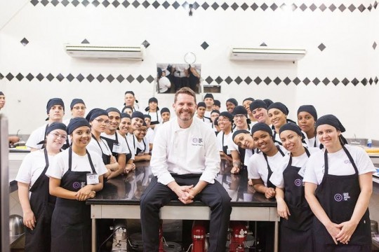  Jovens receberam aulas gratuitas de Capacitação em Cozinha e se preparam para entrar no mercado de trabalho. O chef e fundador da Gastromotiva, David Hertz, estará presente na formatura. 