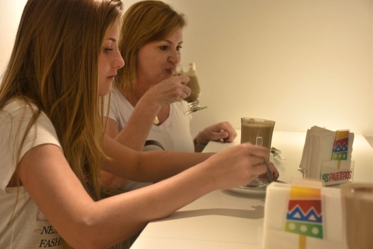 O cardápio de cafés e lanches da Sormetier também foi aprovado por Lilian Forlin e Thais Forlin, mãe e filha em férias na cidade. Foto: Bebel