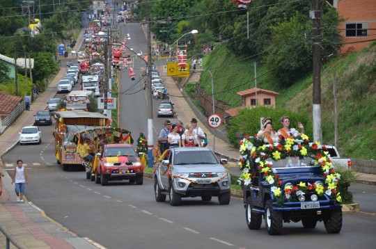 Evento é atração à parte para turistas que visitam o paraíso de águas termais no oeste catarinense; festividade tradicional que destaca a cultura germânica completa 103 anos. Fot: Bebel Ritzmann