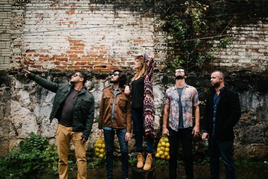 “No domingo, dia 05 de fevereiro, um dos bares mais rock´n´roll de Curitiba, realiza a primeira edição do ano do badalado evento sobre rodas, que une a arte da gastronomia e da música, em um mesmo espaço”.