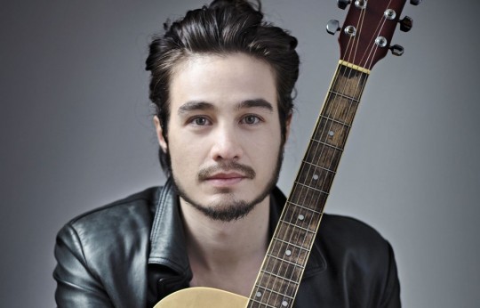 “Nesta quarta, dia 04 de janeiro, o músico chega ao litoral paranaense com a turnê ´Troco Likes´ para um show inédito no palco do Café Curaçao”.