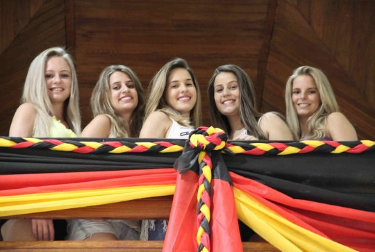 Na sexta, cinco candidatas disputam a coroa de Rainha da Kerb Fest 2017. Foto: Paulo Schuch