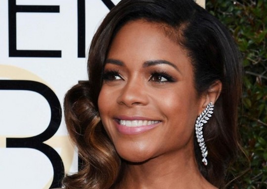    Naomie Harris, indicada para Melhor Atriz Coadjuvante em Moonlight, pisou no red carpet com brincos uma seleção de anéis de diamantes.Foto: Divulgação
