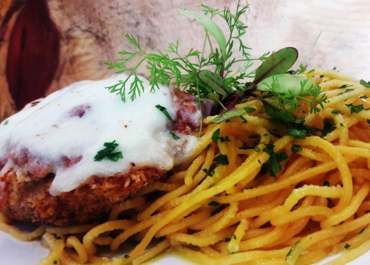 Entre as opções servidas na loja-restaurante que fica dentro da Mercadoteca de Curitiba estão mignon à parmegiana e massas lisas e recheadas, que podem ser acompanhadas do ragu especial da semana, de Frango Caipira