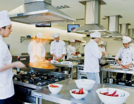 O curso de Chef de Cuisine – Restaurateur do Centro Europeu, de Curitiba, recebe alunos de todo o Brasil e do exterior. Foto: Diego Pisante