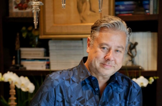 A grife apresentará seus móveis e objetos de alta decoração para público especializado do Brasil e da América Latina, de 7 a 10 de fevereiro, na São Paulo Expo. O arquiteto e designer Eduardo Mourão. Crédito: Fabio Palombino