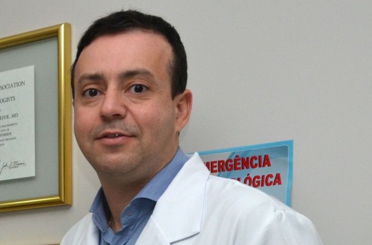 Sintomas como ardência, coceira, inchaço, dor, vermelhidão e sensibilidade ocular são indicativos da doença, que pode ser confundida com uma conjuntivite. O médico oftalmologista Arthur Schaefer, da Clínica Schaefer de Curitiba