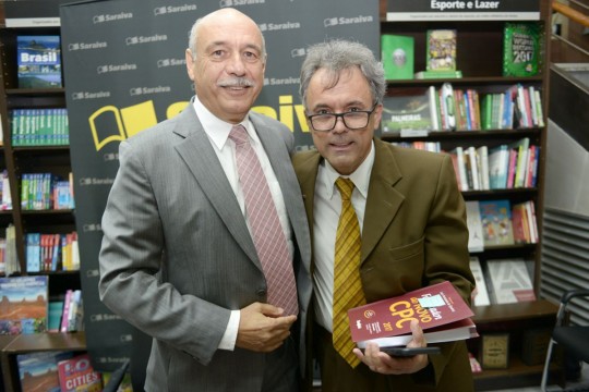 Luiz Fernando de Queiroz com o advogado Ernani Resende Silva. Fotos: Guadalupe/Prata e Gelatina