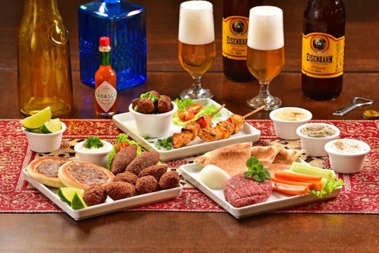 O prato vem com onze pequenas porções e é perfeito para o happy hour.