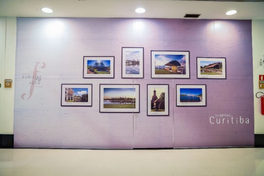 O Shopping que leva o nome da cidade presta uma homenagem à capital paranaense. Entre as lojas, um espaço chama a atenção de quem passa pelo corredor, com fotos dos principais pontos turísticos e parques. Foto: Priscilla Fiedler