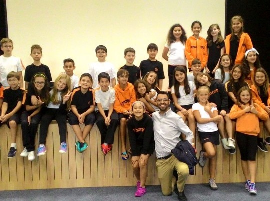 Aziz Abu Sarah com estudantes do Colégio Positivo. Foto: Divulgação