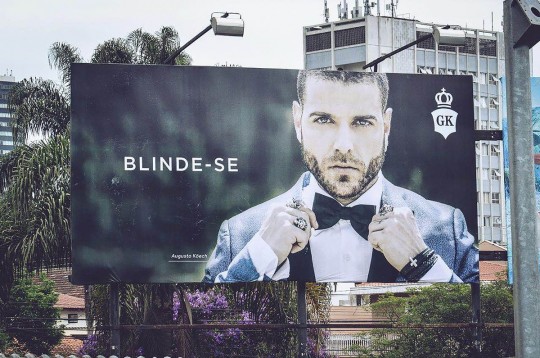 Estampada pelo próprio sócio fundador da marca de acessórios, campanha inovadora chega em front light e mídia out of home. Foto: Divulgação