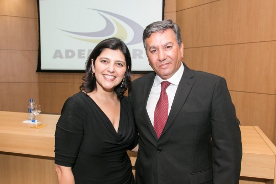 Cristiane Kilter (diretora de Comunicação e Eventos da Ademi/PR), da VCG Empreendimentos, e o presidente da Ademi/PR, Jacirlei Soares Santos.