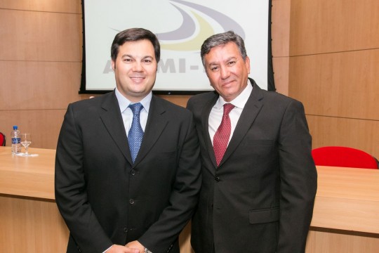 Luiz Francisco Viana Jr. (diretor de Pesquisa de Mercado da Ademi/PR, da VistaCorp Empreendimento, e o presidente da Ademi/PR, Jacirlei Soares Santos.