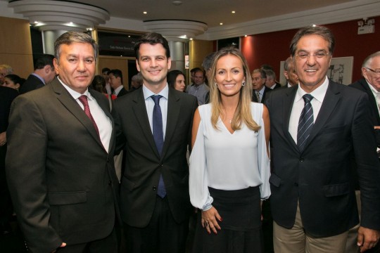 Jacirlei Soares Santos (presidente da Ademi/PR); com o vice-prefeito de Curitiba, Eduardo Pimentel; a ex-presidente da Ademi/PR, Aline Perussolo Soares, e o secretário Estadual de Infraestrutura e Logística, José Richa Filho.