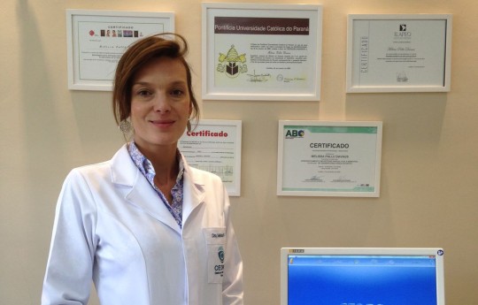 A Dra, Melissa Pallú Davaus é formada em Odontologia pela Pontifícia Universidade Católica do Paraná (2004), é Especialista em Endodontia pela Associação Brasileira de Odontologia, Pós Graduada em estética pelo Instituto Kina e especilaista em prótese pela UNINGA