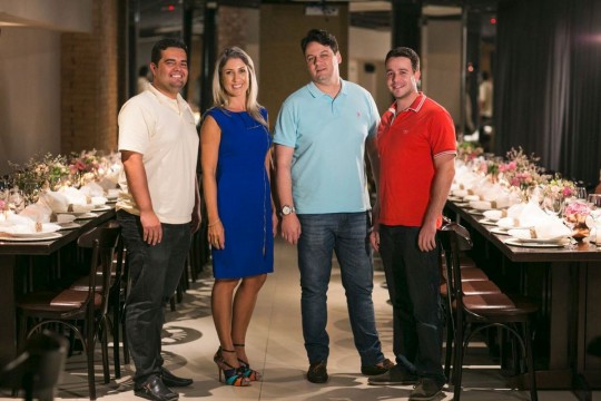  Os sócios do Coco Bambu Ranieri Saraiva,  Ériko Bezerra e Felipe Ponte  com Luciana Krizanowski. Foto: Adalberto Rodrigues