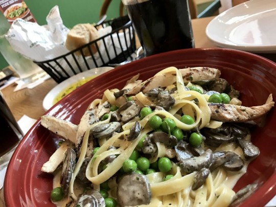  Abbraccio Cucina Italiana: Fettuccine com Frango e Bolo de Chocolate de sobremesa. Custa R$ 53,00. Foto: Bebel