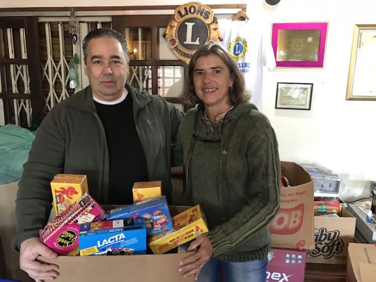 Caixas de bombons foram doadas por profissionais que participaram de palestra feita pela diretora da ABD-PR. Na foto: Cesar Leme e Bebel Ritzmann. Crédito Heloisa Rego