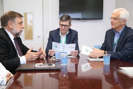 Secretário Flávio Arns explica os projetos da secretaria para o presidente da Unimed Curitiba, Alexandre Bley , e diretor tesoureiro, Agenor da Silva Filho. Foto: Divulgação