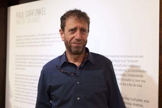 Luca Rischbieter, neto de Paul Garfunkel, na exposição. Foto: Maringas Maciel