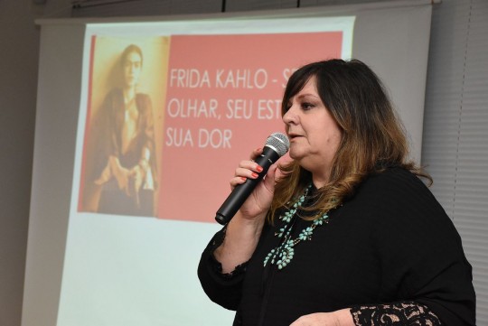Márcia Caldas Vellozo Machado fala sobre o universo de Frida Kahlo em palestra para advogados. Foto: Bebel