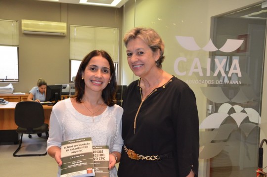 A diretora Julia Arruda entregou obras jurídicas à vencedora Nelissa Sandy. Foto: Zinho Gomes
