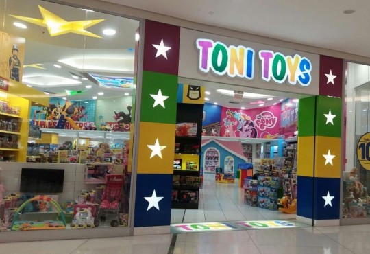 Ação direcionada a meninas e meninos de até 12 anos já iniciou e também vai presentear criança ganhadora com voucher para trocar por brinquedos da loja