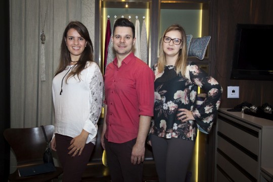 A arquiteta Larissa Cabral, à esquerda, com os sócios da Adornié Ambientes Gustavo e Tathyane Celante.