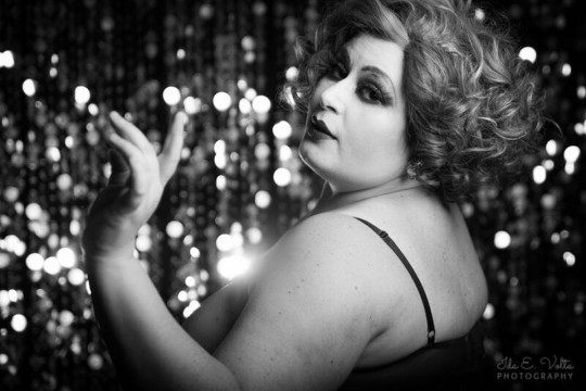 Na noite que já está virando tradição no show business curitibano, Tony Cristal oferece ao seu público um cabaret repleto de atrações que vão muito além da comédia e inclusive com elenco que muda a cada apresentação. Foto: Divulgação