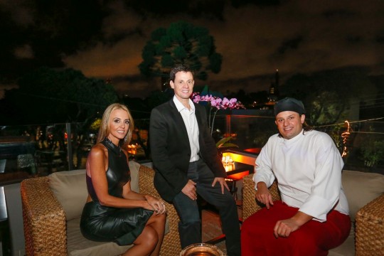 Os irmãos e diretores da Swell Construções e Incorporações, Vanessa e Leonardo Pissetti, com o chef Dudu Sperandio. Foto: Valterci Santos