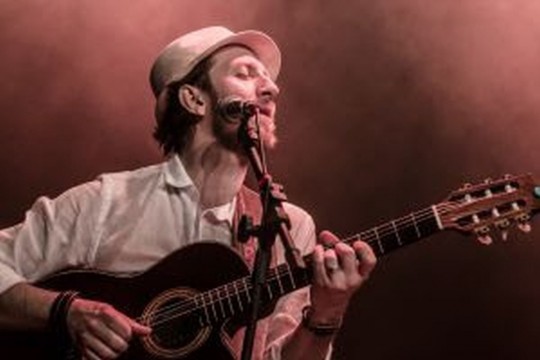 O artista está na final do Prêmio Profissionais da Música 2017 e irá a Brasília, nos dias 28, 29 e 30 de abril, para participar da cerimônia