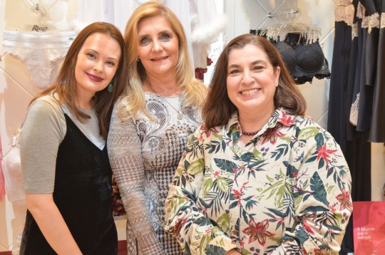 Nova loja está no ParkShoppingBarigui, em frente à loja anterior. Coleção Origens presta homenagem à diversidade feminina. Na foto Gabriela Bortolon, assessora de imprensa da Recco, Claudia Negretti, gerente da loja e a jornalista Glória Bertin.  Crédito: Justen Jr