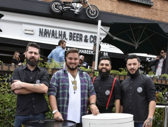 O empresário Fabrício Mattos de Macedo (de camisa xadrex), que está à frente da rede Navalha, Beer & Co, com a equipe de barbeiros da nova unidade – Adriano Rodrigues, Erivelto Martins e Kahue Vida. Foto: Erlei Schade