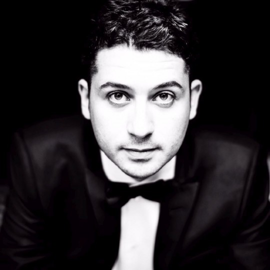 Especializado em fazer amigos, o relações públicas Juan Moraes já tem um dos mailings mais cobiçados do Brasil. Foto Gabriel Wickbold