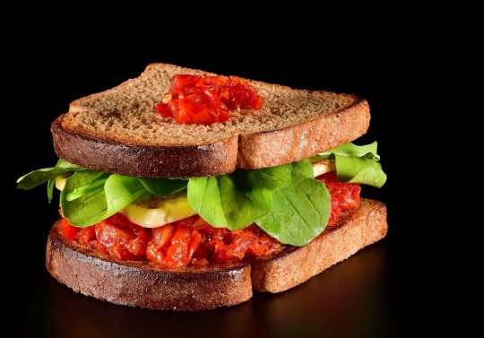 Hamburgueria possuí em seu cardápio diversas opções de saladas, sanduíches e sucos naturais para quem busca uma refeição mais leve. Foto: Marcelo Krelling/Frens