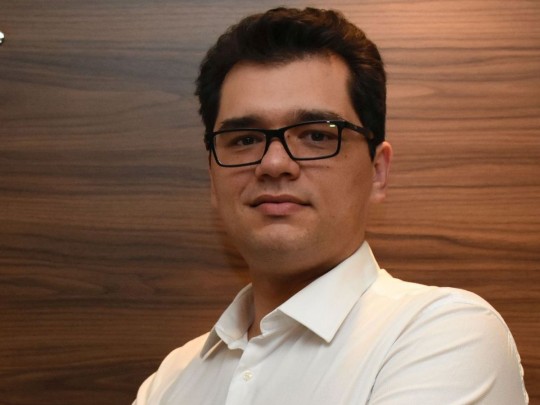 Segundo endocrinologista, pacientes transexuais devem ser acompanhados por equipe multidisciplinar no processo de redefinição e busca da própria identidade. O médico endocrinologista Emerson Cestari Marino é membro da SBEM-PR . Foto: Bebel Ritzmann