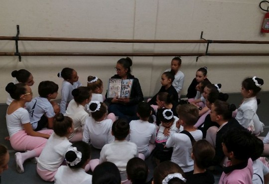 Livro tem ilustrações de passos e sequências de dança feitas pela bailarina que também é ilustradora