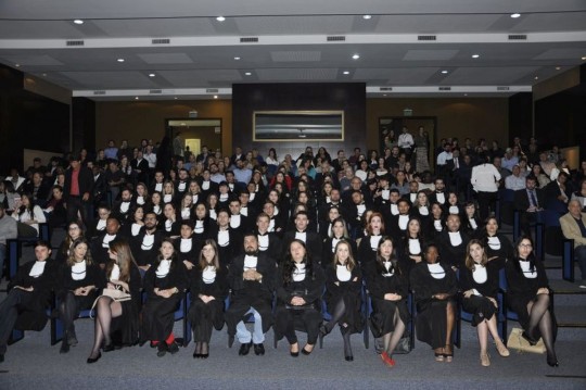 Vice-presidente e secretária-geral da CAA-PR falaram sobre os benefícios oferecidos pela entidade para os mais de 130 novos advogados que prestaram juramento. Foto: Heloisa Rego