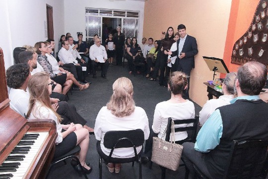 O presidente Artur Piancastelli participou da primeira aula do Coral Londrina . Foto: Jonas Pereira/OAB Londrina