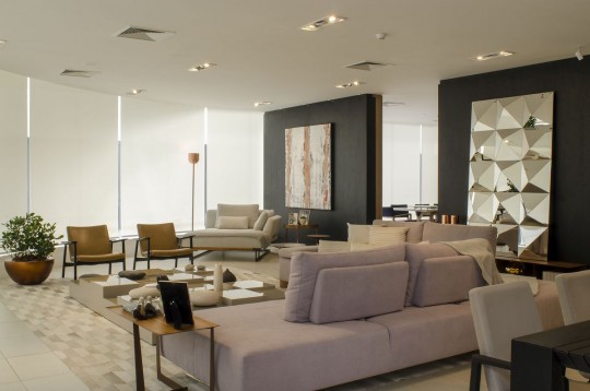 O escritório Artd3 Arquitetura & D3sign faz sua estreia em assinatura de vitrine na Simmetria Ambienti com os novos lançamentos da marca. Fotos Neni Glock