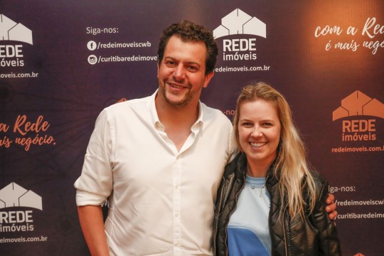 Durante o evento de endomarketing também ocorreu a premiação das equipes que mais se destacaram no quadrimestre. Na foto o chef e empresário Beto Madalosso e a presidente da Rede Imóveis, Andrea Baggio. Foto: Divulgação