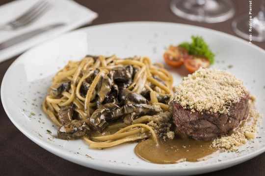  Filetto Castanha do Pará - Filé mignon com crosta de castanha do Pará acompanhado de fettuccine de funghi, do Cenácolo Restaurante. Foto Rodrigo Pierrot