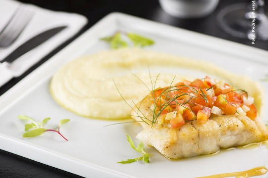  Peixe grelhado com purê de couve flor com vinagrete de tomate e erva doce, do Artè Restaurante. Foto Rodrigo Pierrot