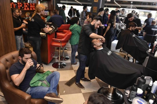 Os barbeiros da casa estarão à postos para atender os homens que visitarem o espaço. Foto: Divulgação