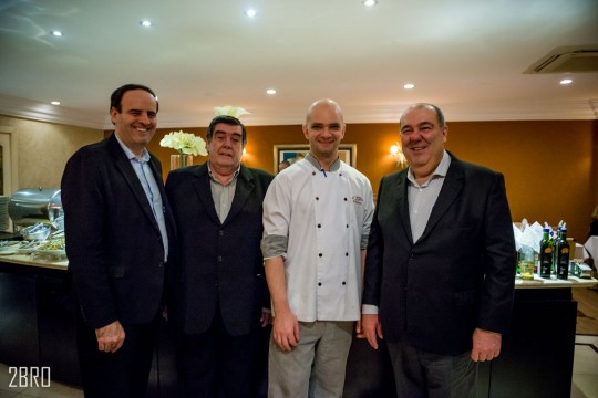 Silvio Rossi, gerente geral do Mabu em Curitiba, Mauro Fraga de Morais, coordenador de eventos dos Amigos do HC, o chef Carlos Castanhari e Pedro de Paula Filho, presidente da AAHC. Foto: Marcos Solivan 