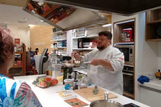 Julio Ritta é o idealizador e coordenador do projeto ‘Cozinheiros do Bem’, que leva comida para moradores de rua